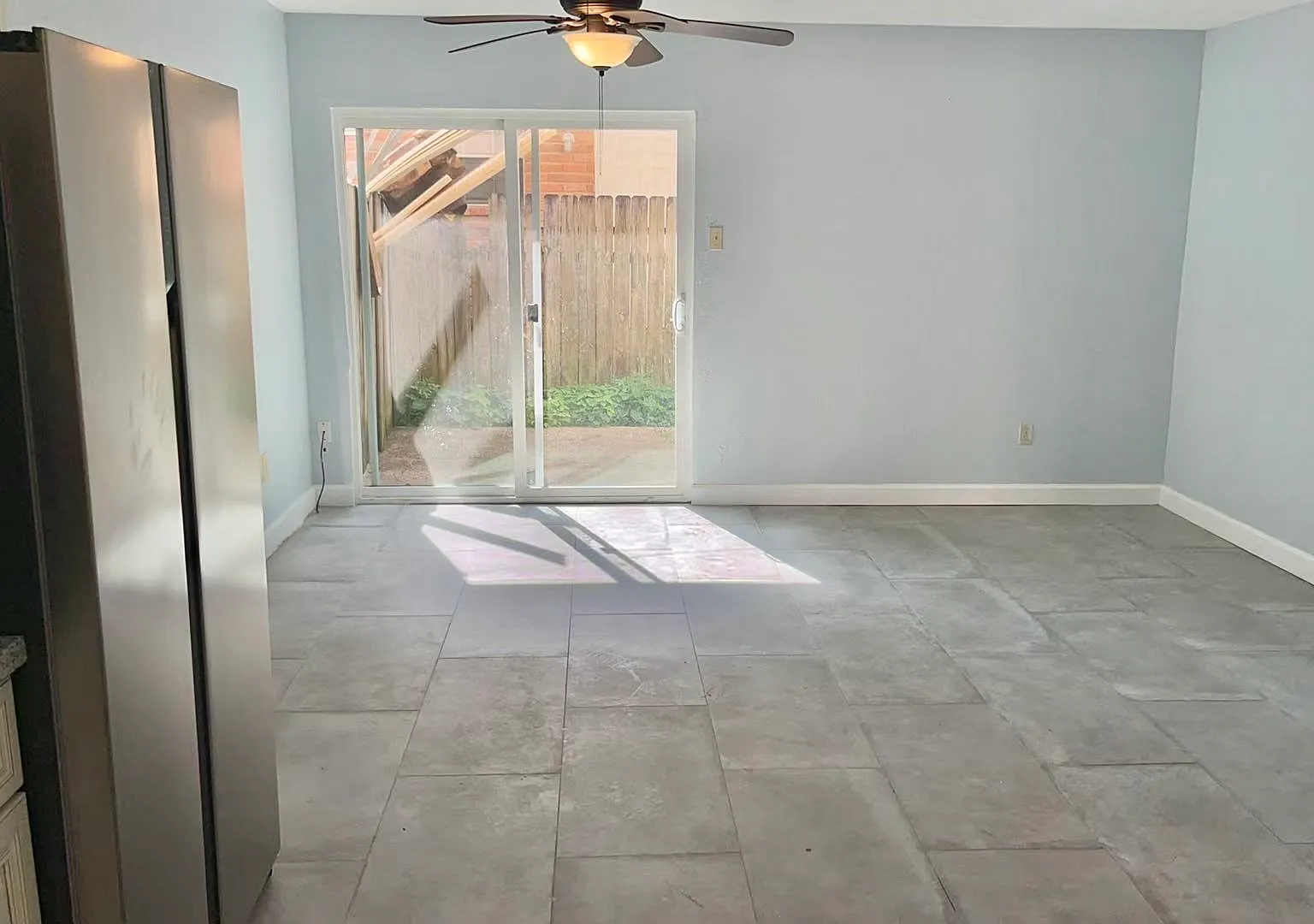 811 Vouray Dr — Photo 3
