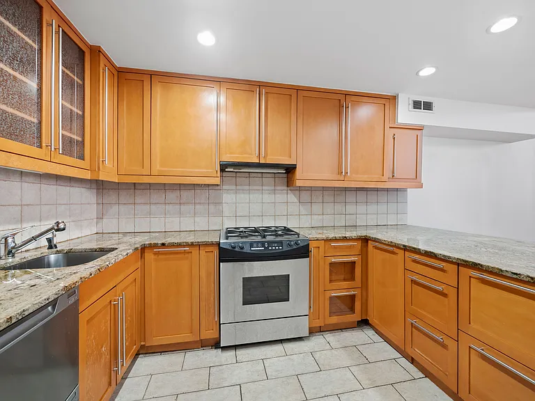 125 E 12th St #1C — Photo 3