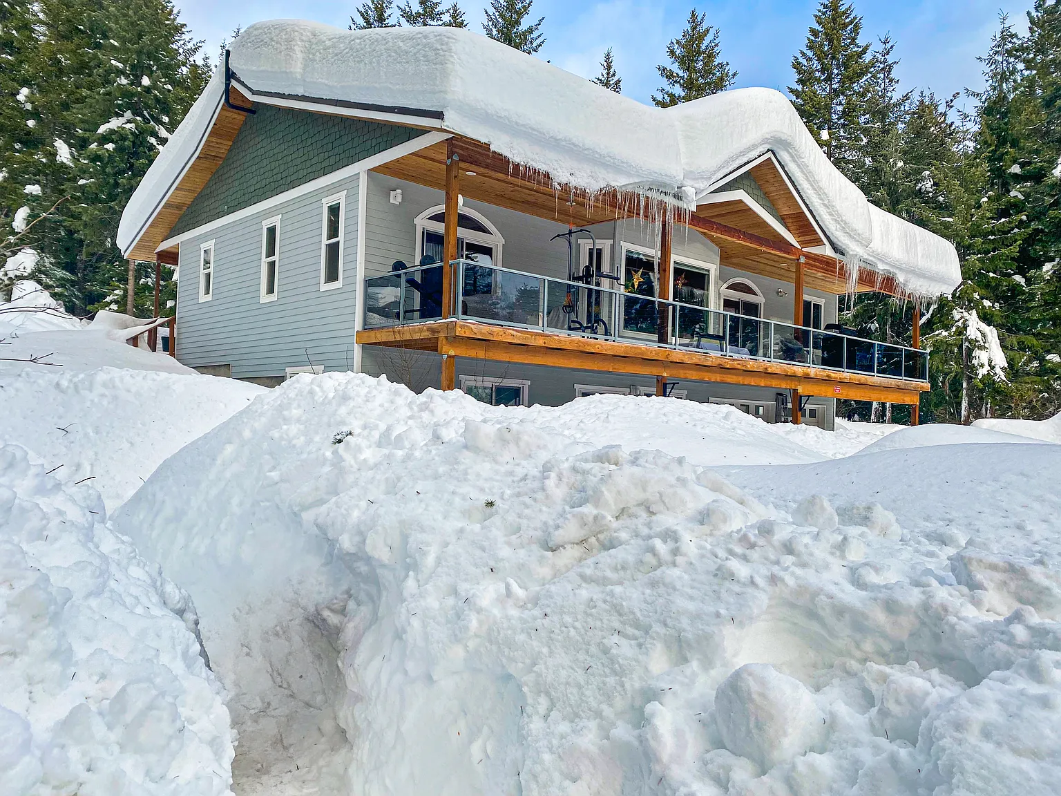 2201 Salal Dr — Photo 2