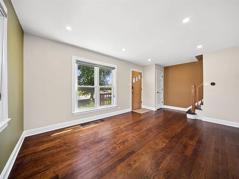 1798 Howard Ave — Photo 5