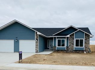 409 Park View Dr, Garden City, KS 67846