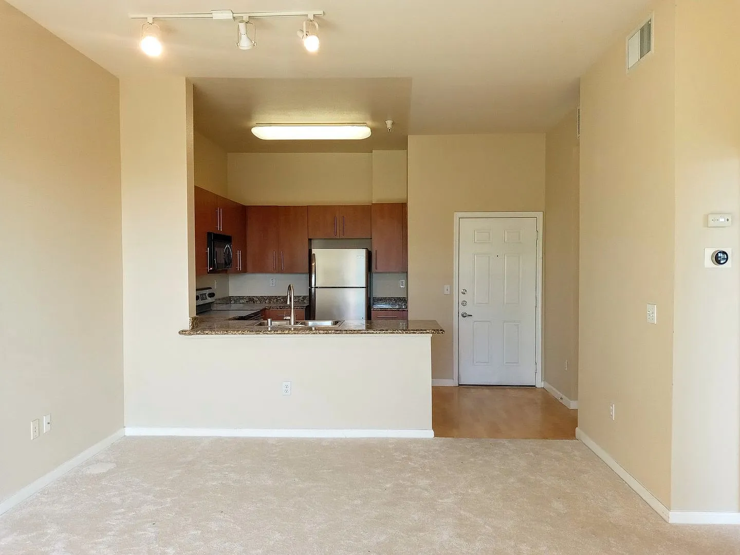 Modern Third Floor 1bd Condo in Secured Building — Photo 2