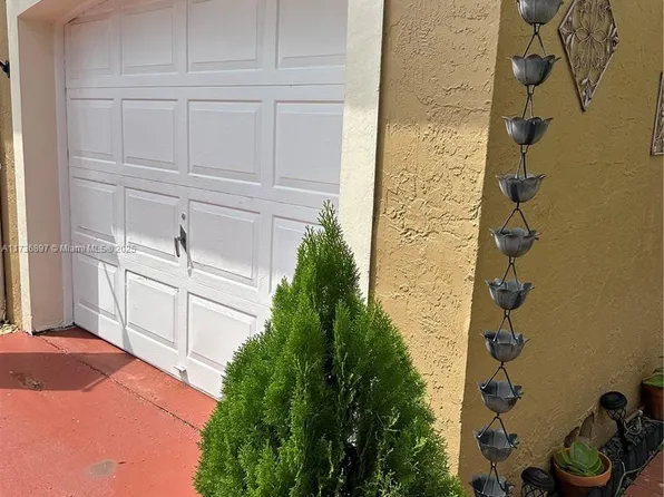13927 SW 102nd Ln, Miami, FL 33186