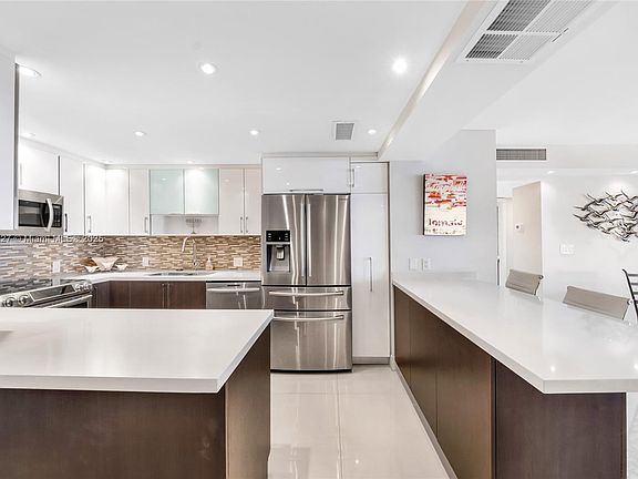 4th image of 100 Bayview Dr APT 1905