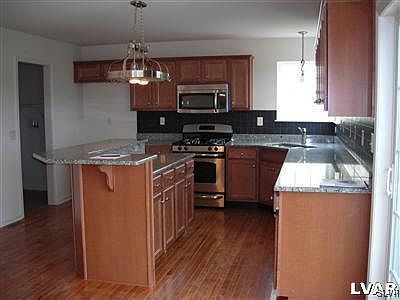 2nd image of 907 Graystone Cir #95
