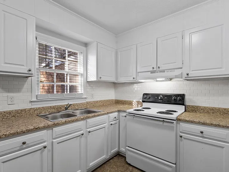 300 E McPherson Dr — Photo 8