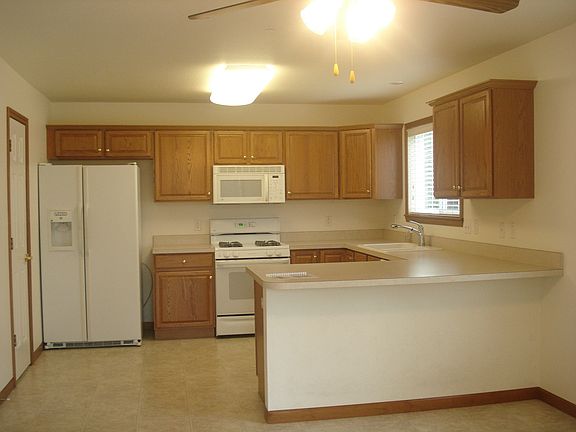 Kitchen w/eating area