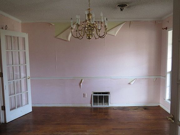 4th image of 901 Pierce Ln