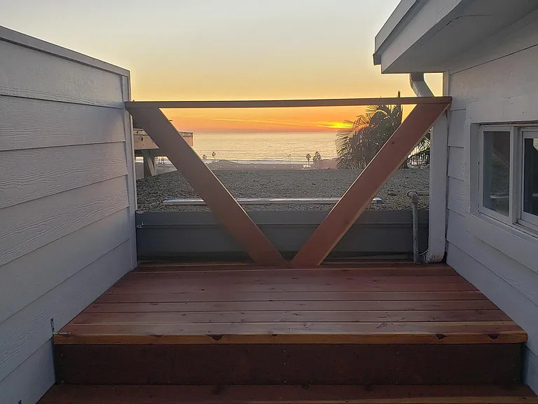 2550 Montgomery Studio — Photo 7