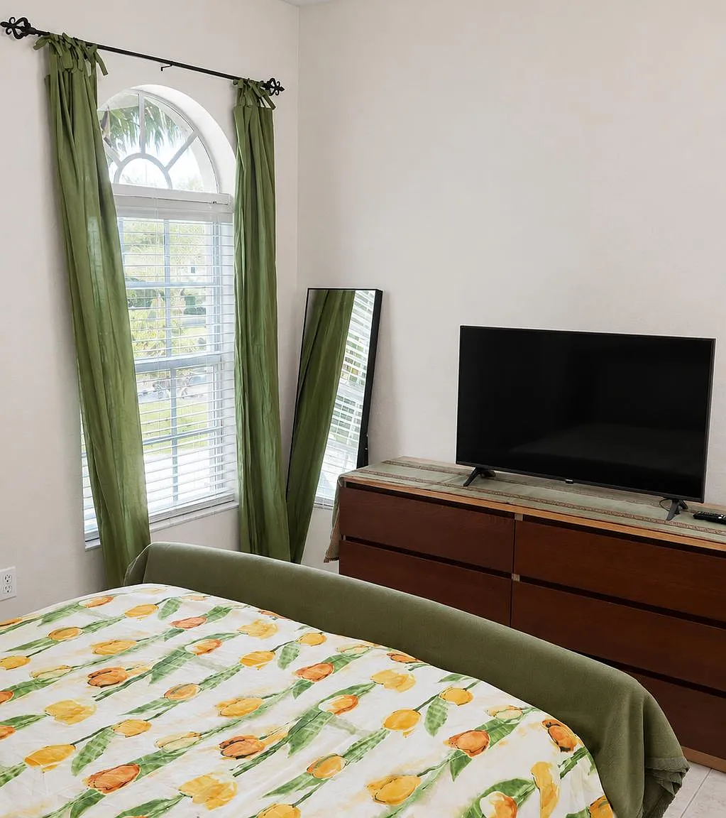 3 bed, 2.0 bath, 1800 sqft, $1,048 — Photo 3