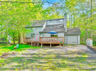 5151 Cresco Dr, Pocono Lake, PA 18347