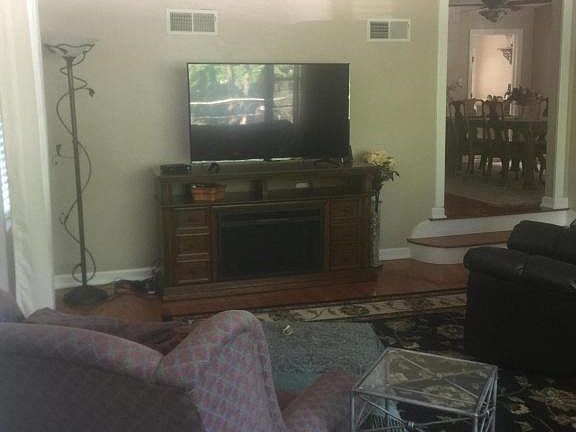 5th image of 135 Bolton Dr