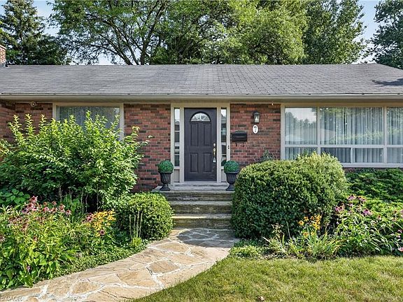 4th image of 7 Greening Cres