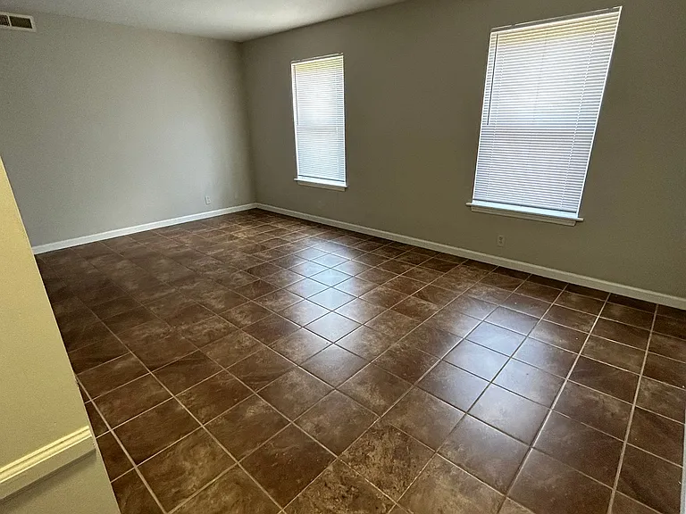 Oakcrest Apartments — Photo 9