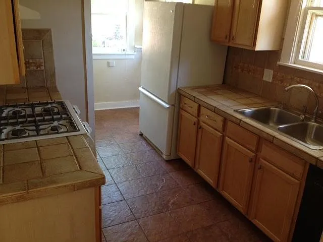3428 N Newton St — Photo 2