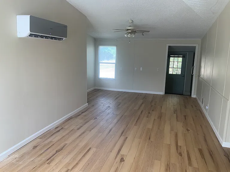 105 N Broadway St — Photo 5