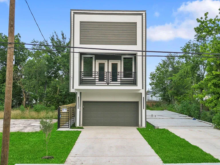 6631 Foster St — Photo 1
