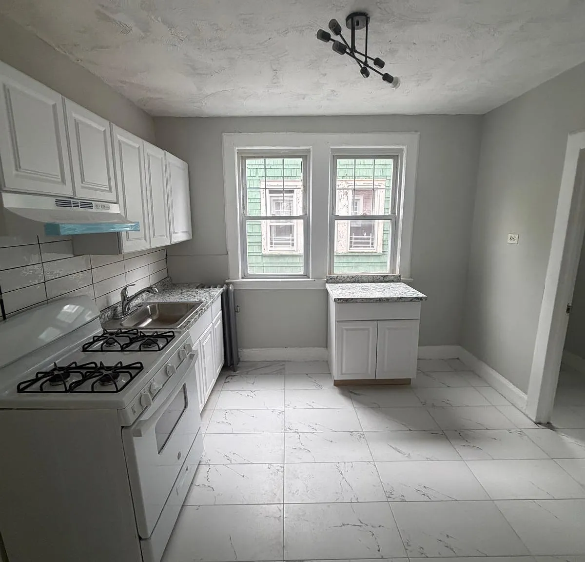 3 bed, 1200 sqft, $1,999 — Photo 1