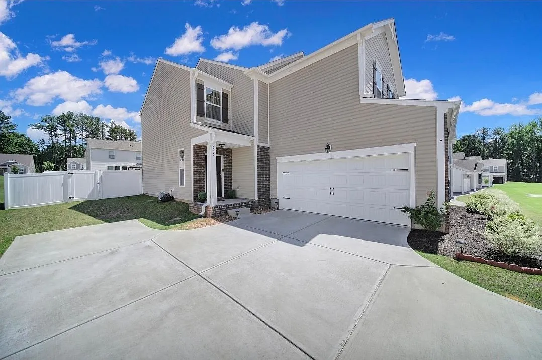 4 bed, 2.5 bath, 2041 sqft, $2,650 — Photo 1