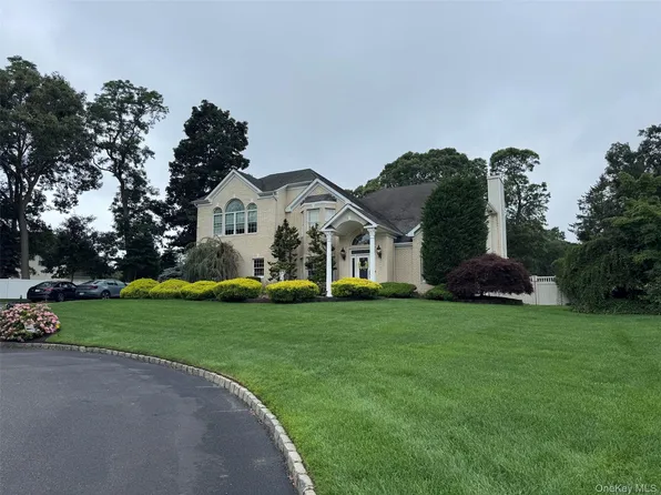 2 Hamilton Place, Lake Grove, NY 11755