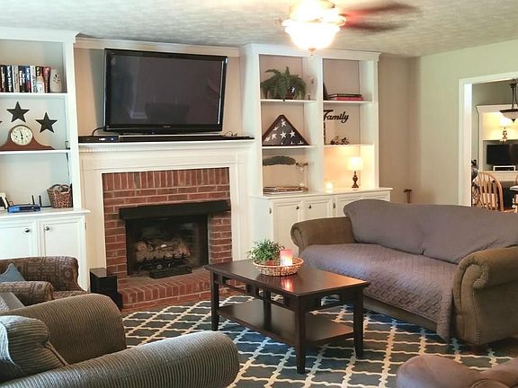 3rd image of 285 N Oakland Cir