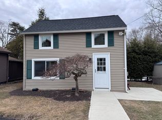 25 School St, Windsor Locks, CT 06096