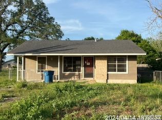 1104 W Hondo Ave, Devine, TX 78016