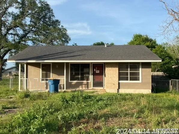 1104 W HONDO AVE, Devine, TX 78016