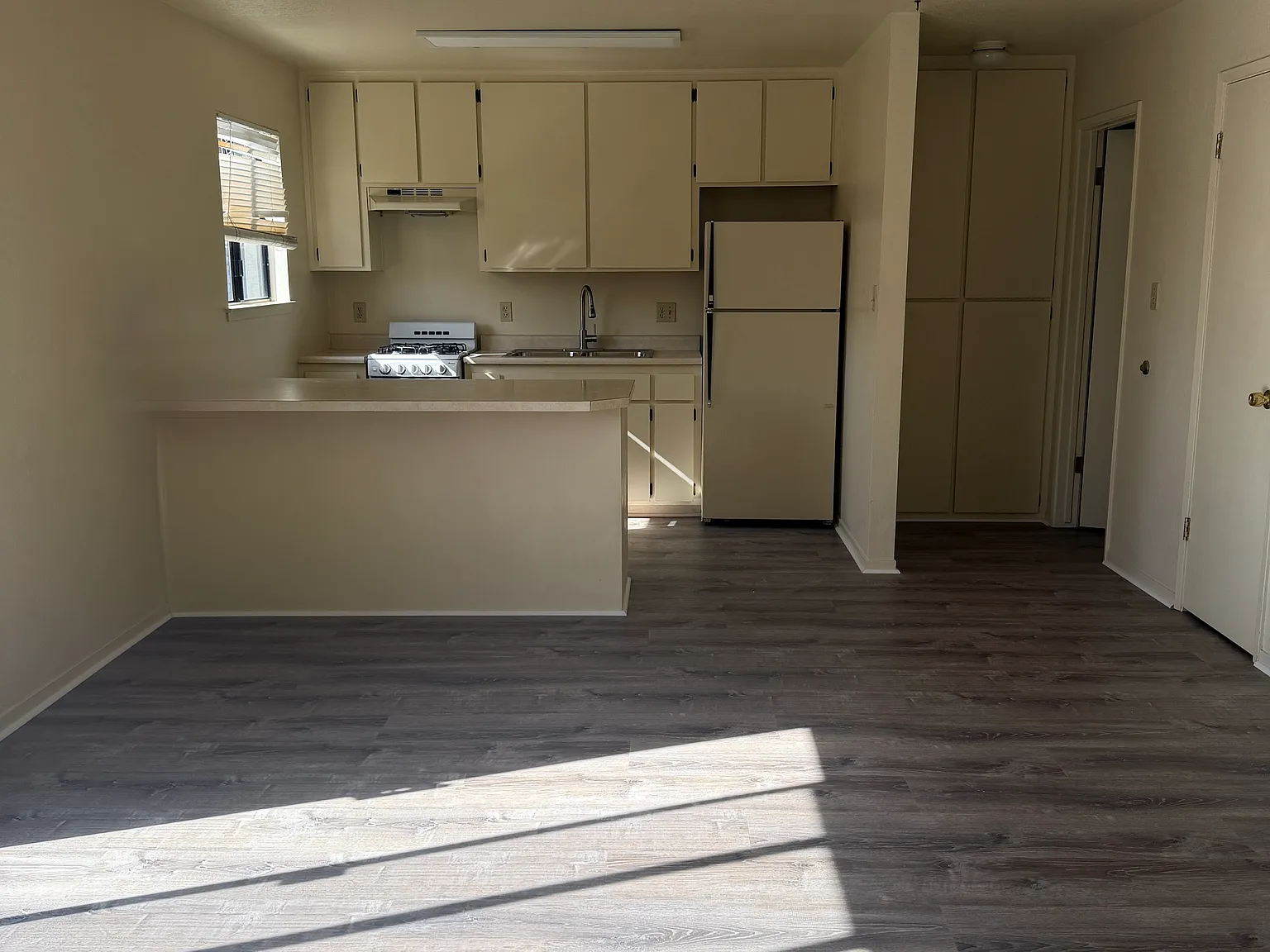 1 bed, 1.5 bath, 850 sqft, $2,495 — Photo 2