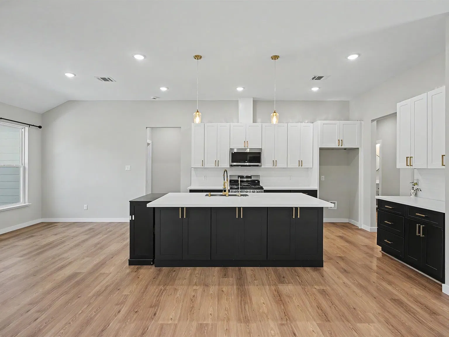 4 bed, 2.5 bath, 2078 sqft, $3,000 — Photo 4