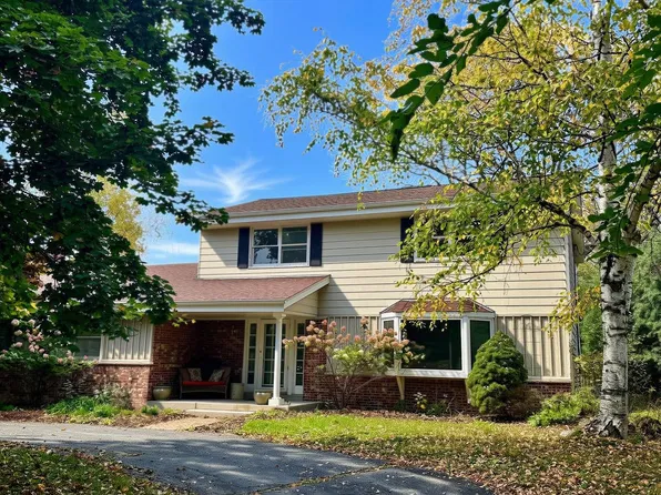 2100 Wildwood DRIVE, Cedarburg, WI 53012