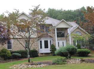 49 Oxford Rd, Manalapan, NJ 07726