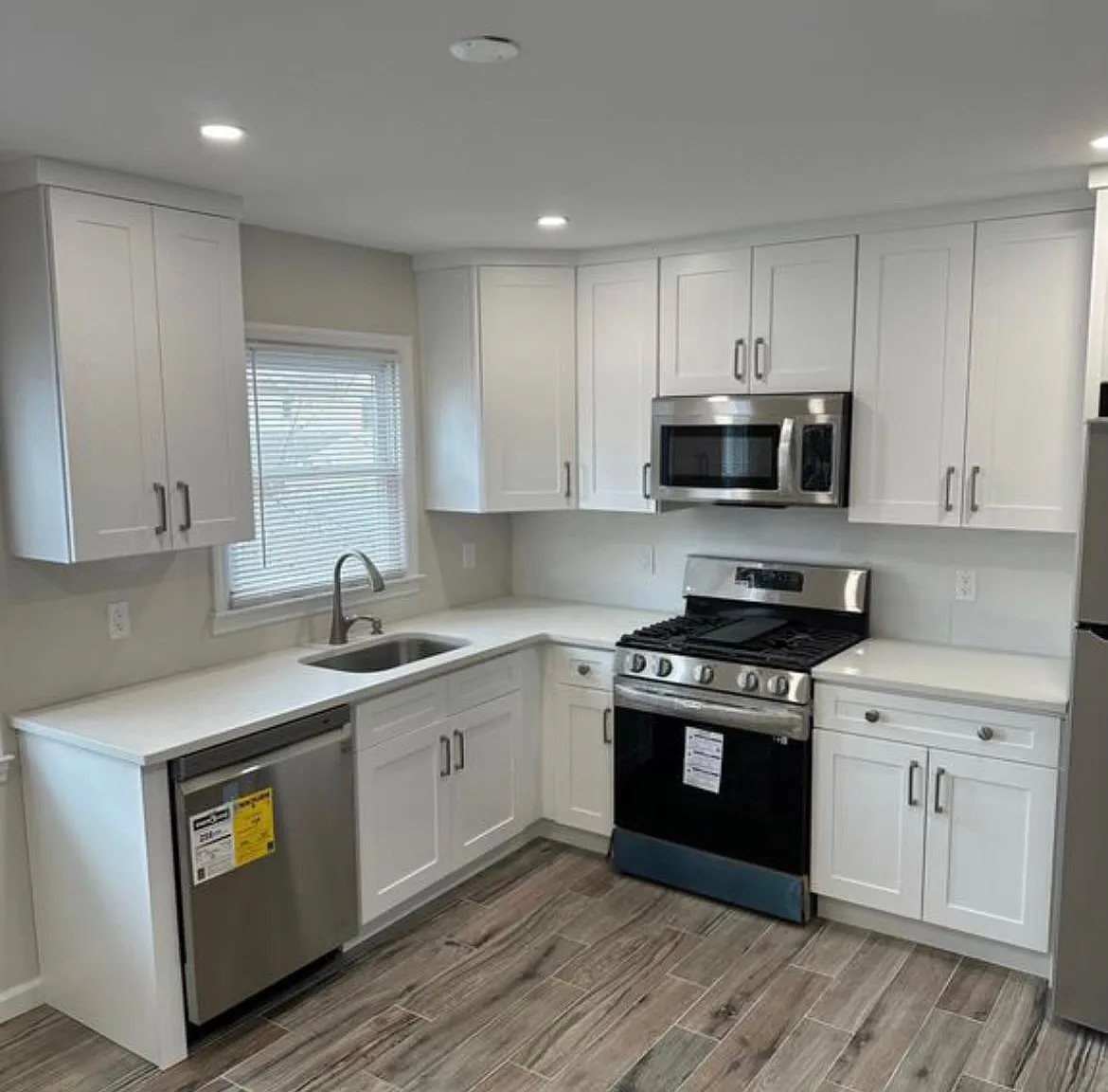 5 bed, 2500 sqft, $3,075 — Photo 1