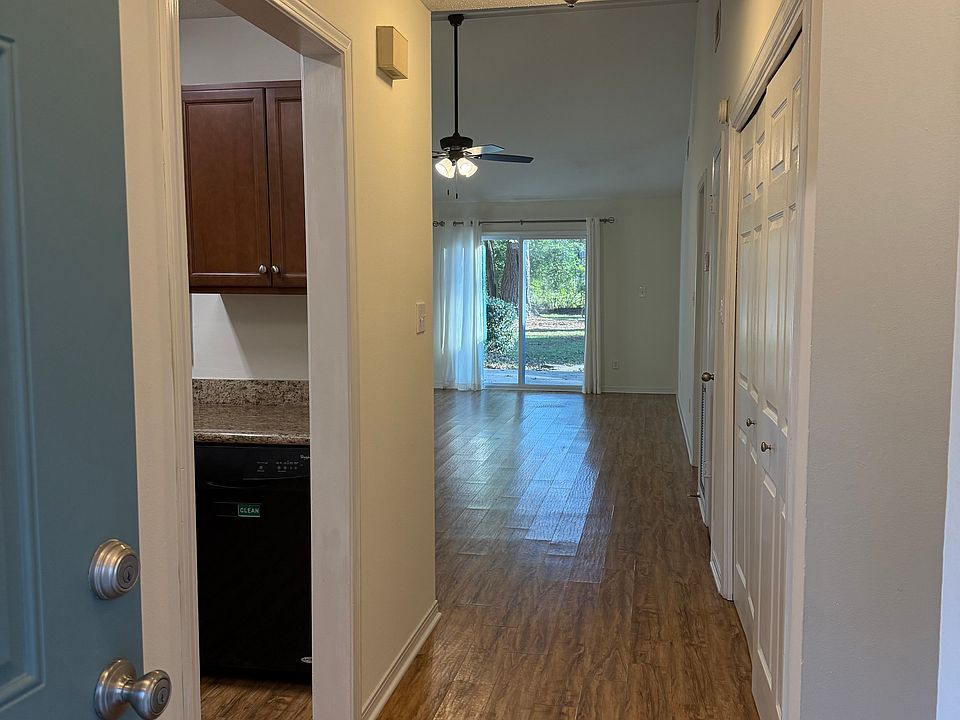 Entryway 2/2 Rent $1495