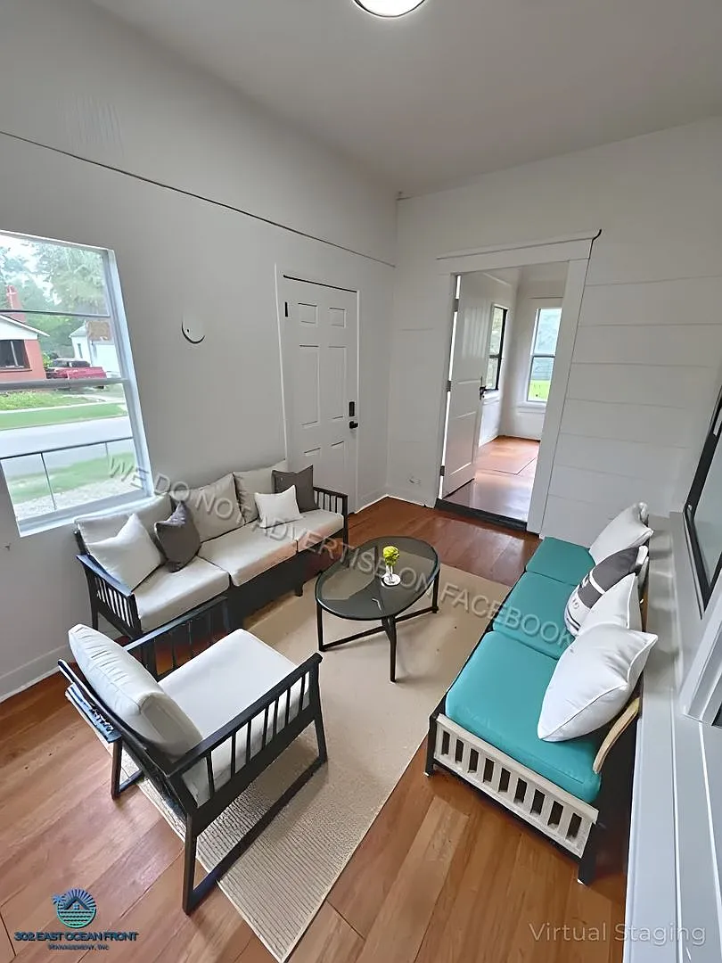 Gorgeous 2 story, 3 bedroom / 2bathroom house now available for rent! — Photo 2