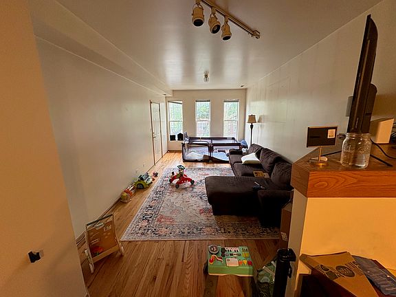 3rd image of 1422 N Maplewood Ave #2