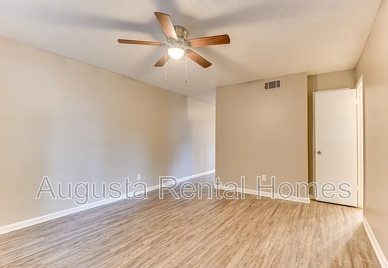 137 Chalet North Ct — Photo 8