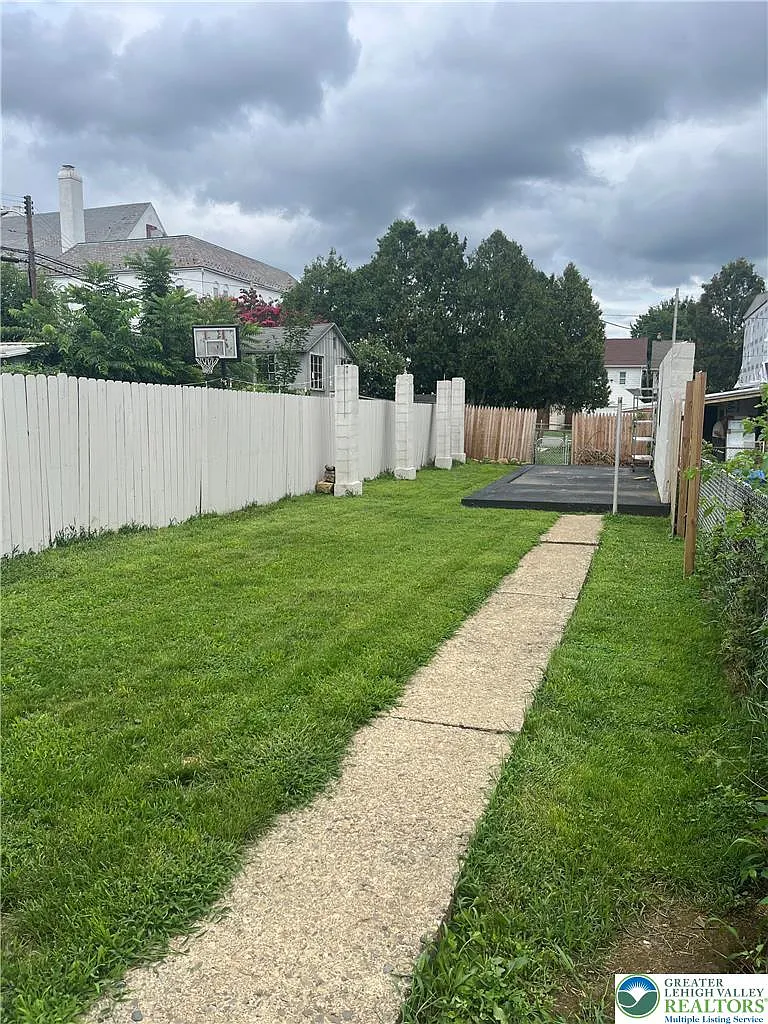 3 bed, 2.0 bath, 1640 sqft, $2,100 — Photo 4