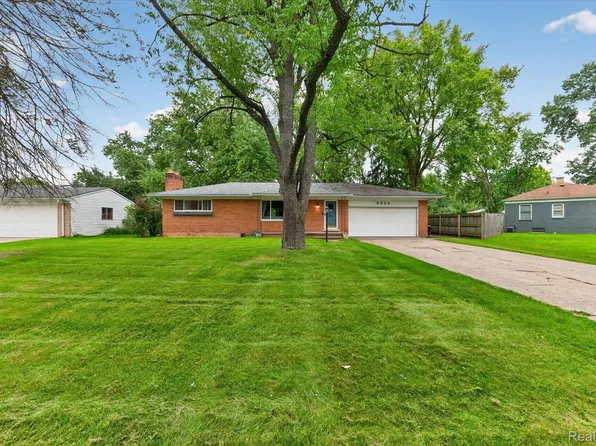 5539 Sunwood Dr, Waterford, MI 48329