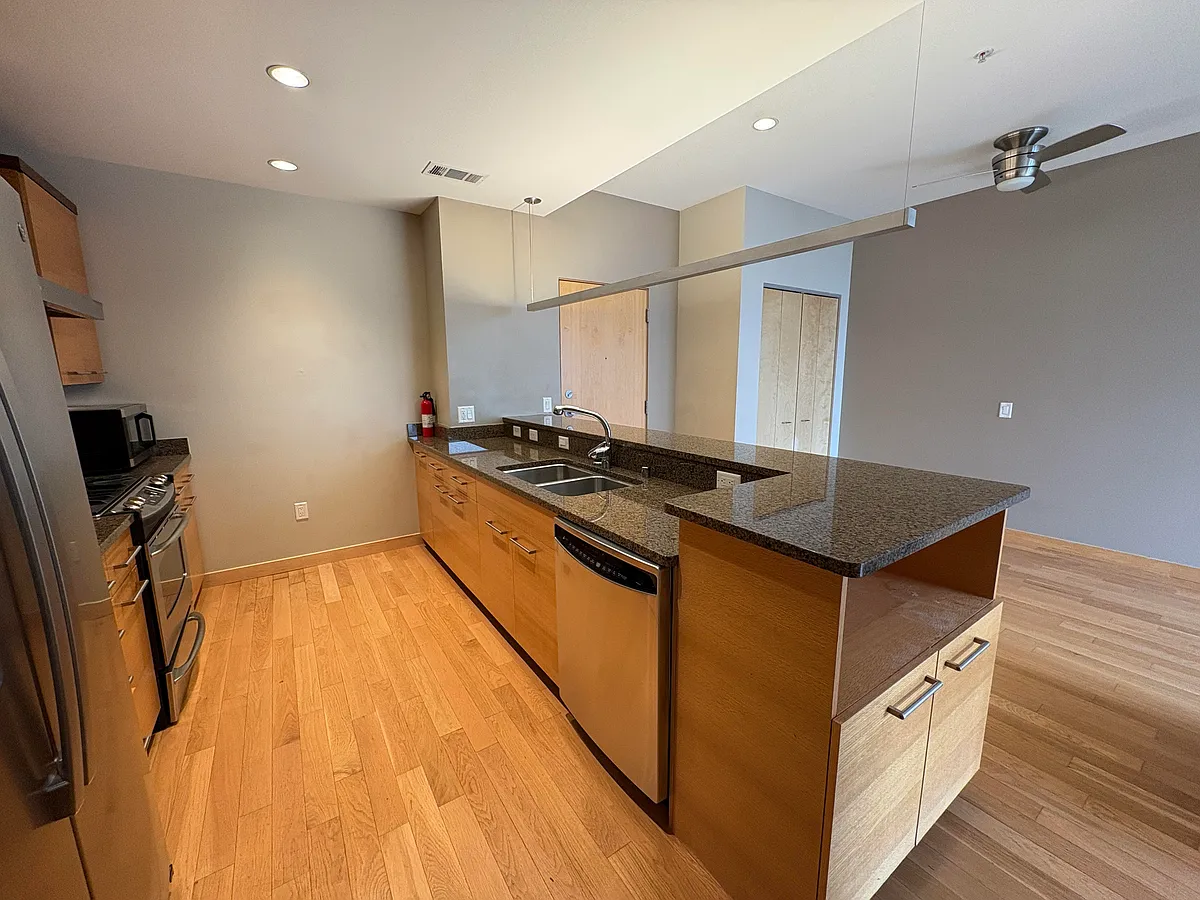 Building Photo - 309 W Washington Ave #905