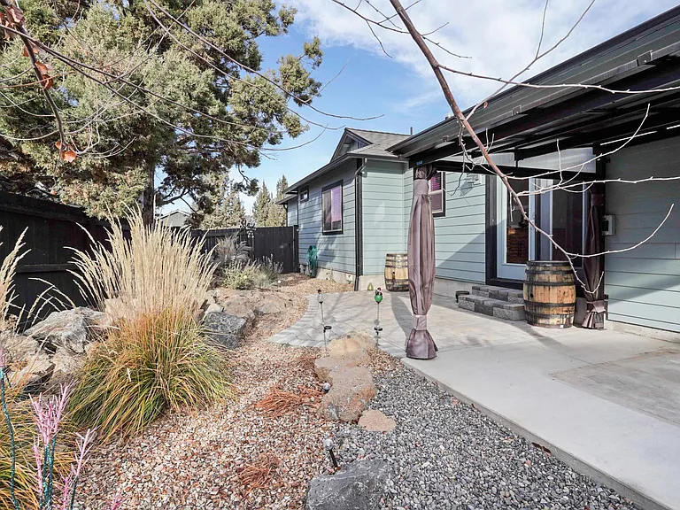 2247 NE Indigo Ln — Photo 32