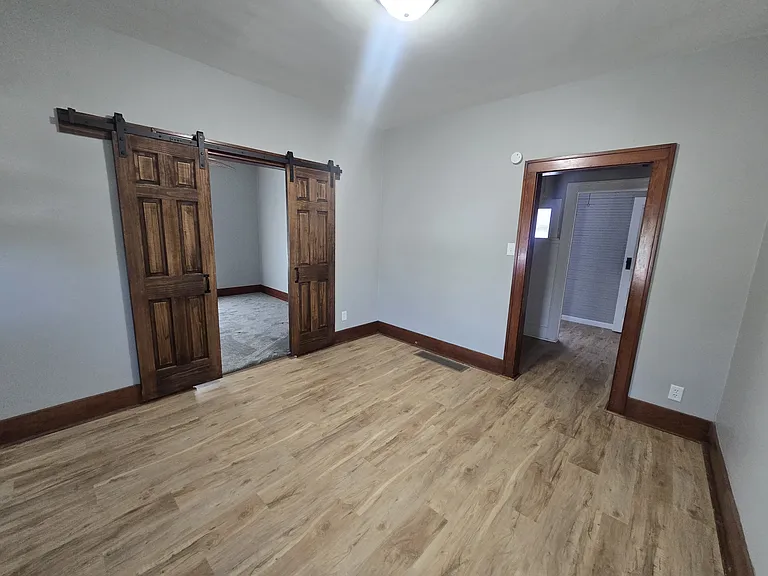 505 Carlton St — Photo 3
