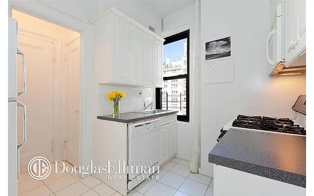 Sold by Douglas Elliman | media 21