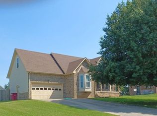 421 Bluff Dr, Clarksville, TN 37043