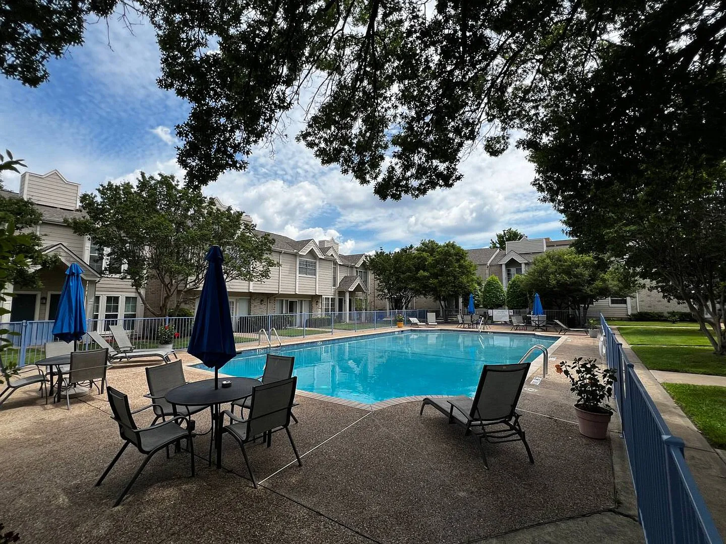 Cozy 1BR Haven Pool View & Gated — Photo 1