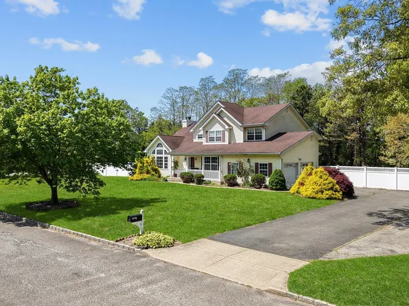 9 Sander Court, Middle Island, NY 11953
