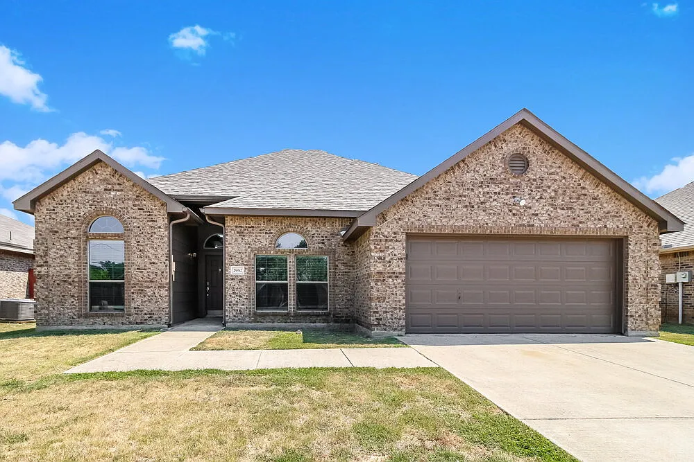 3 bed, 2.0 bath, 1650 sqft, $2,075 — Photo 1