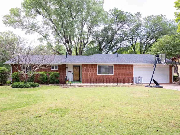 1704 Monument Rd, Ponca City, OK 74604
