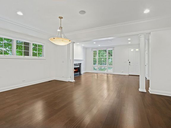 4th image of 1818 W Barry Ave