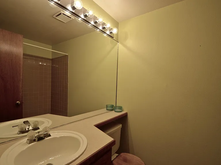 Guest full bath.